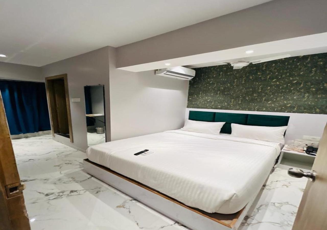 Grand Dyad - Near Kokilaben Hospital Andheri West 3* Bombaj