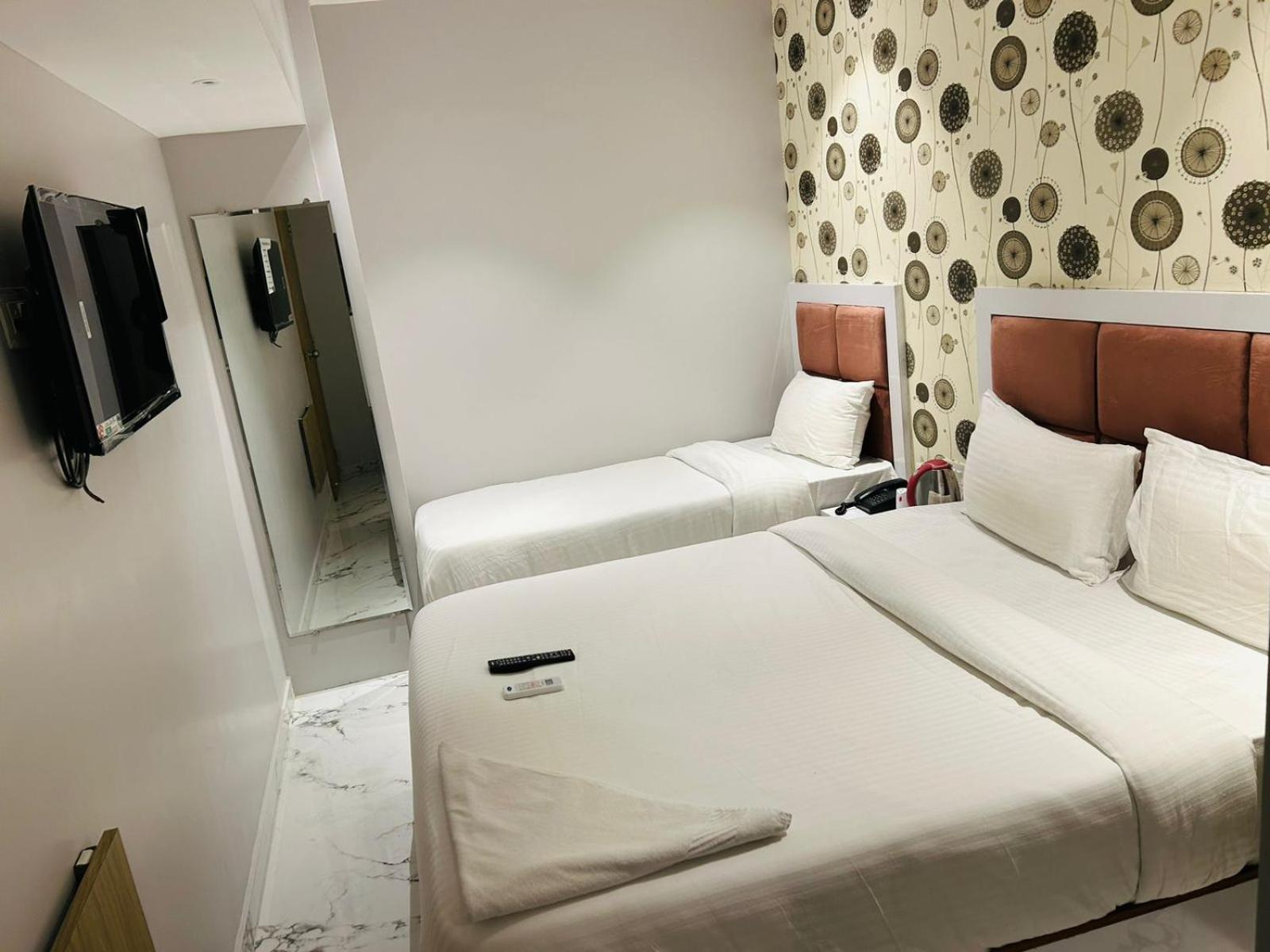 Hotel Grand Dyad - Near Kokilaben Hospital Andheri West Bombaj