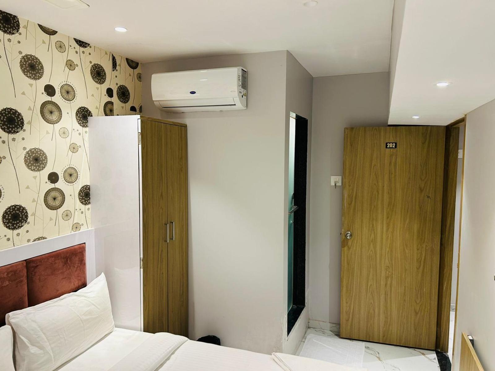 Grand Dyad - Near Kokilaben Hospital Andheri West Bombaj