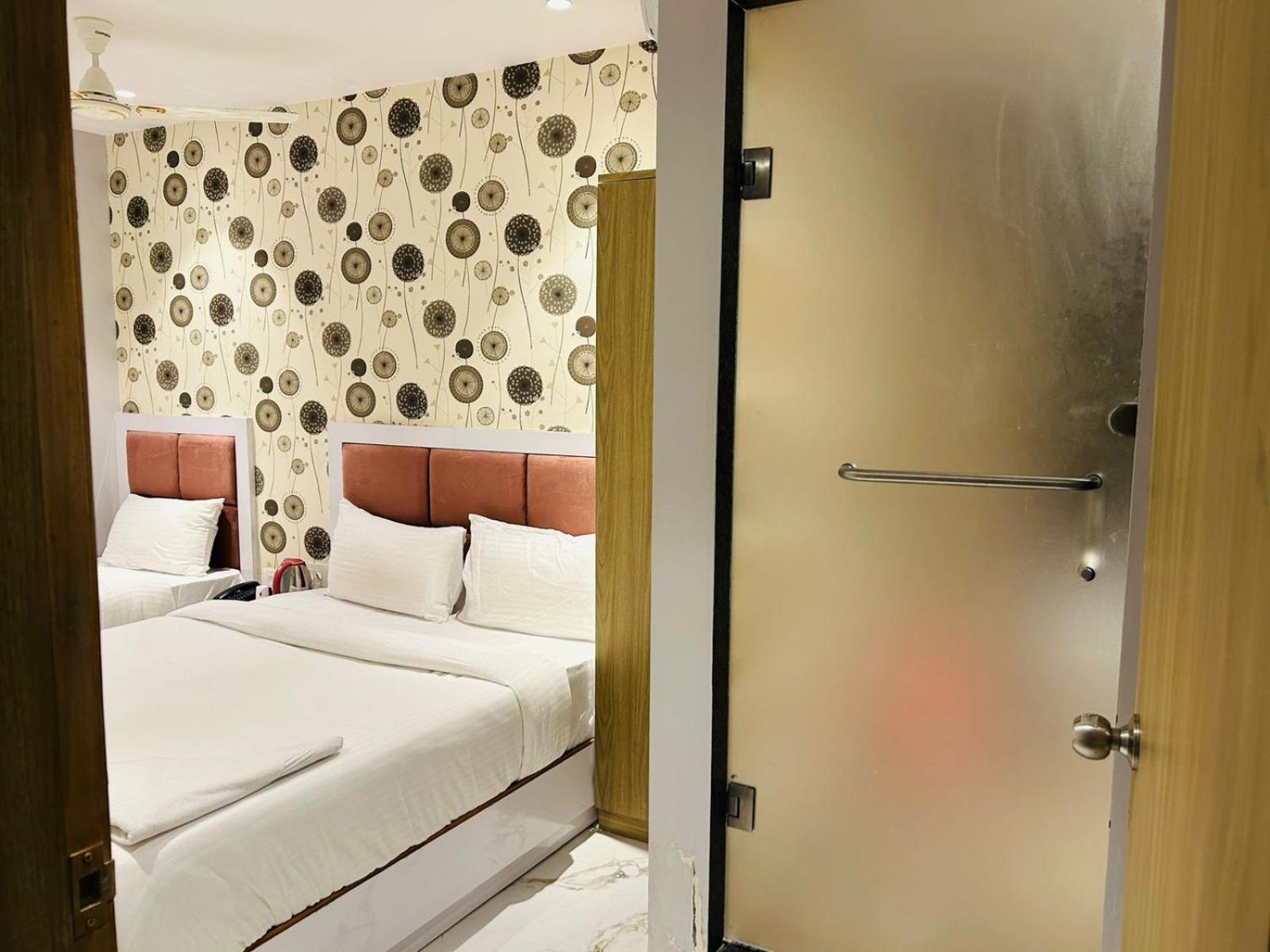 Grand Dyad - Near Kokilaben Hospital Andheri West