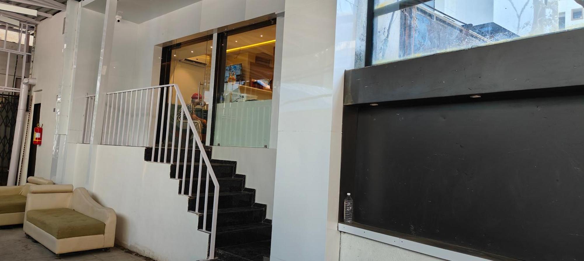 Grand Dyad - Near Kokilaben Hospital Andheri West Bombaj