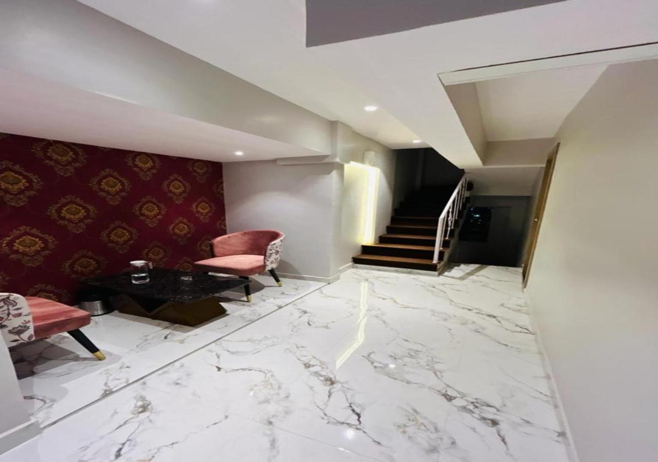 Grand Dyad - Near Kokilaben Hospital Andheri West 3*