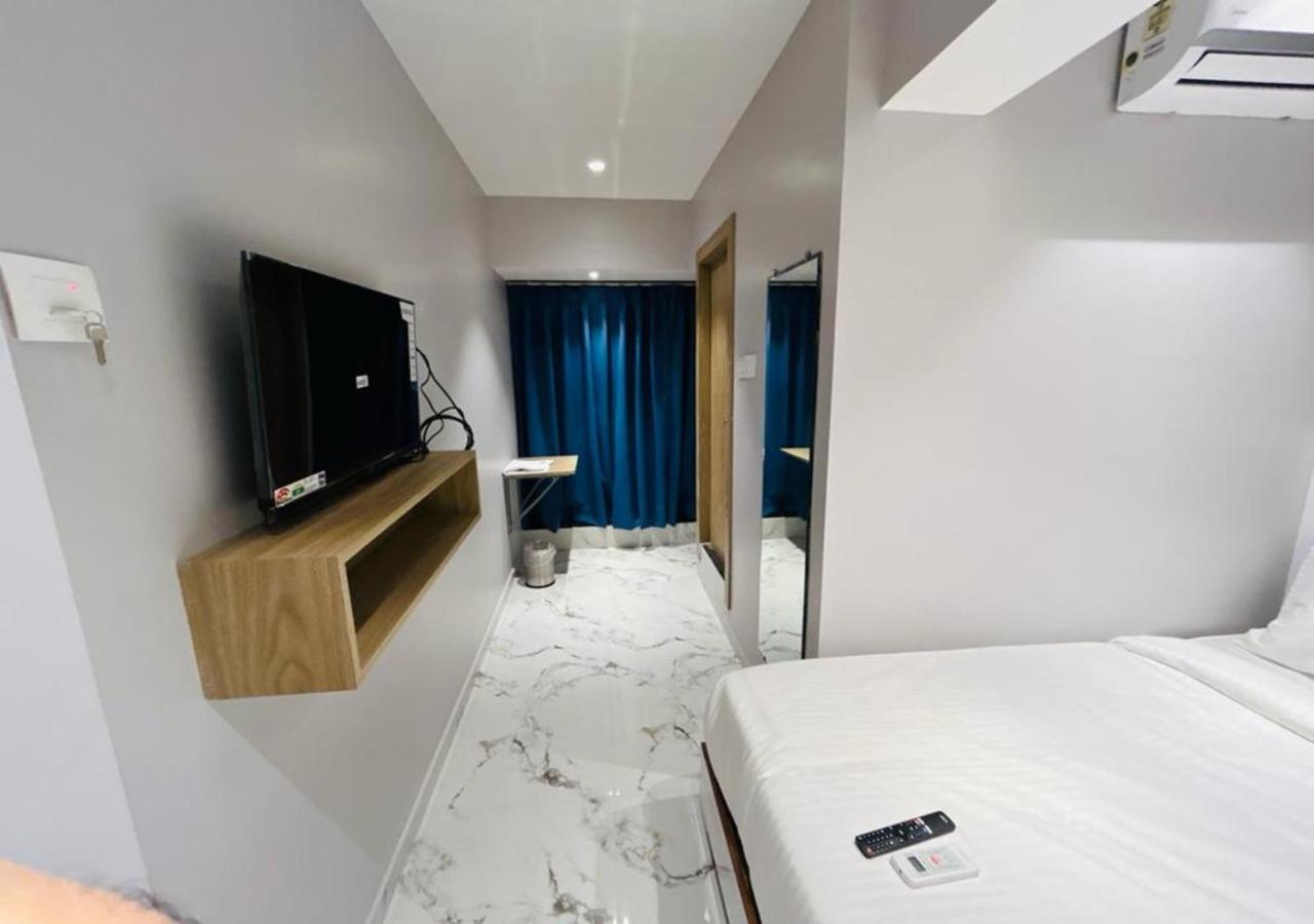 Grand Dyad - Near Kokilaben Hospital Andheri West 3*