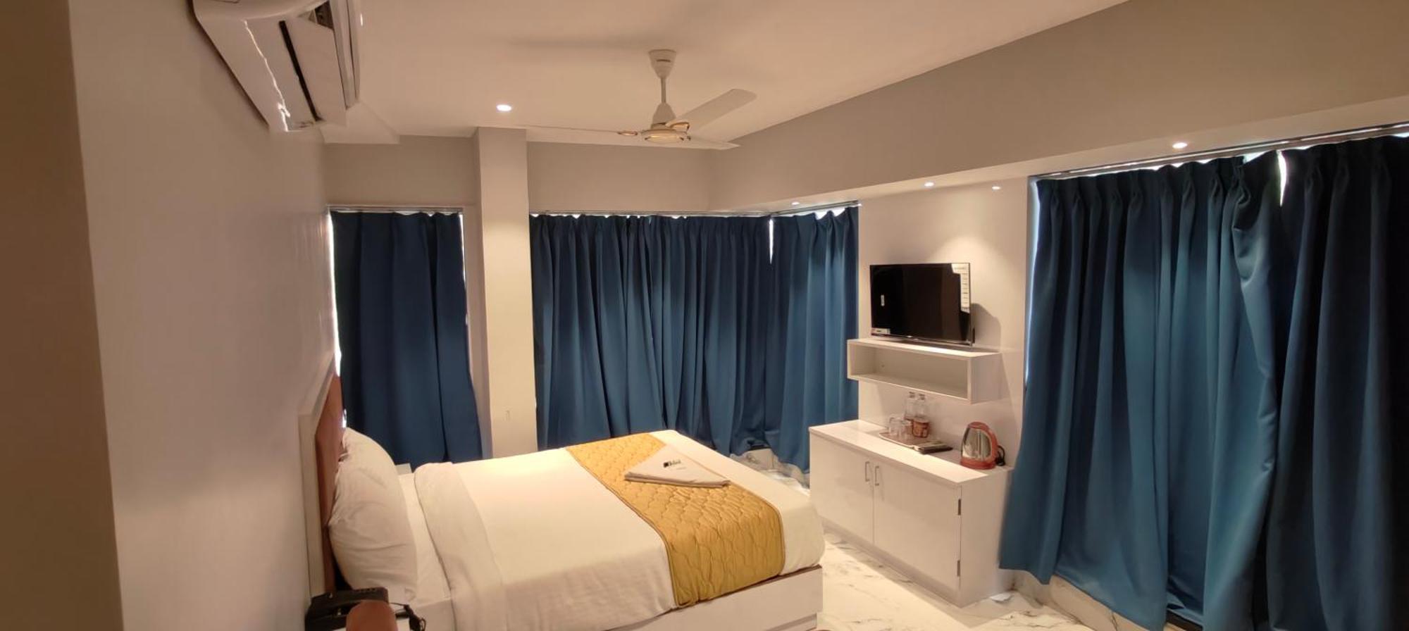 Grand Dyad - Near Kokilaben Hospital Andheri West Bombaj
