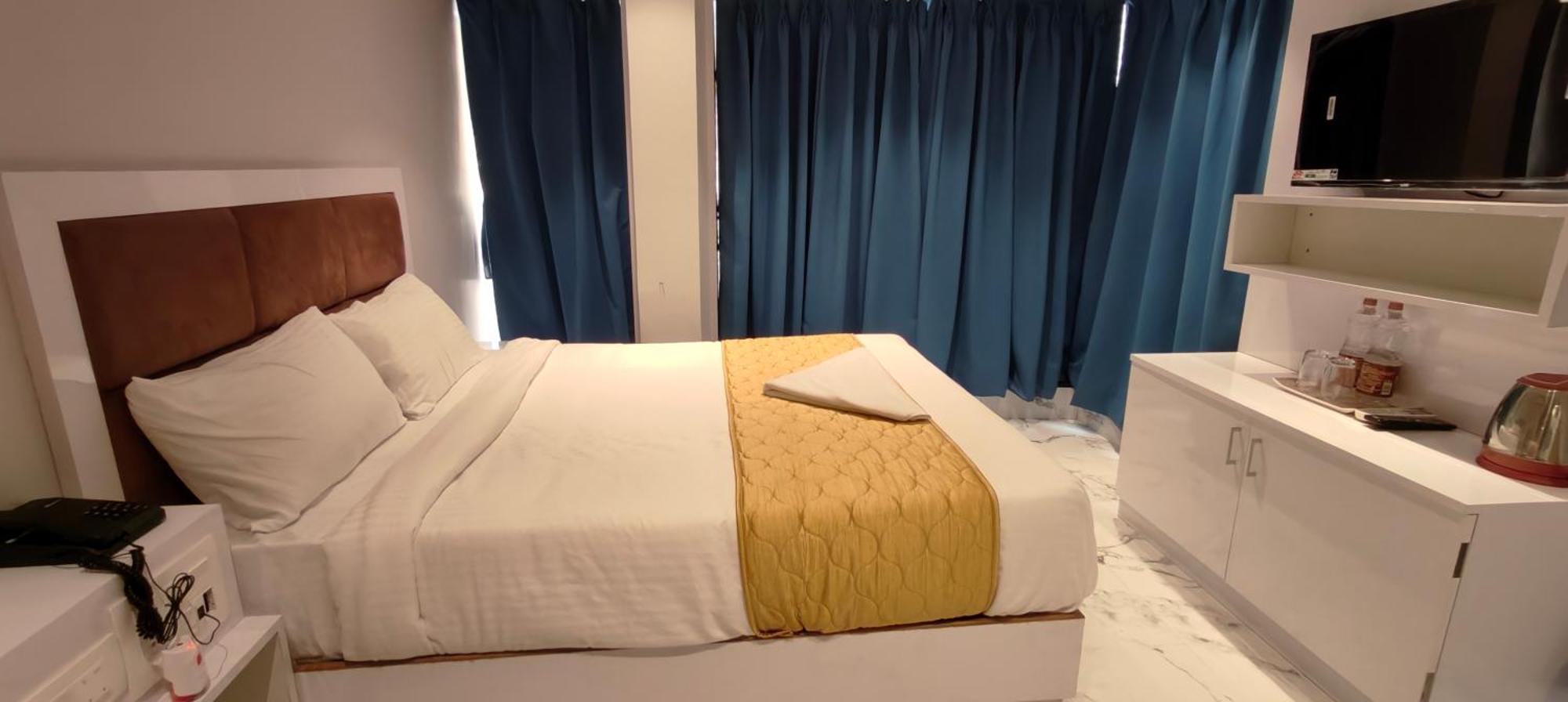 Grand Dyad - Near Kokilaben Hospital Andheri West 3* Bombaj