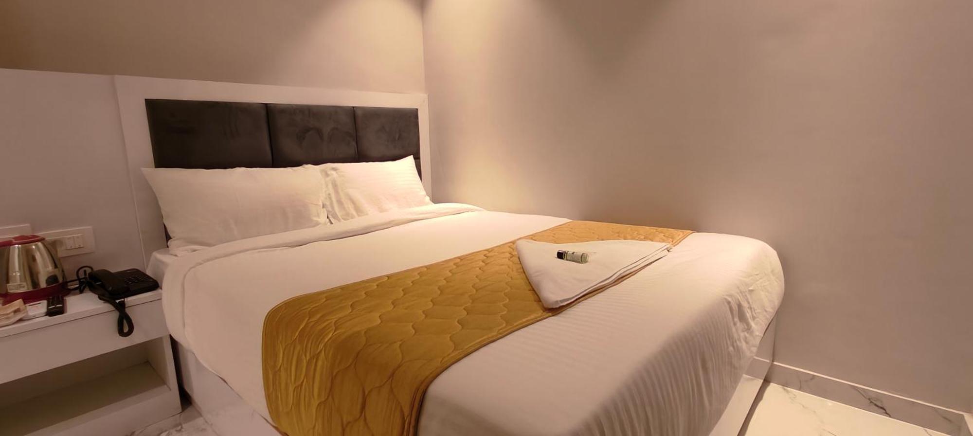 Grand Dyad - Near Kokilaben Hospital Andheri West 3*