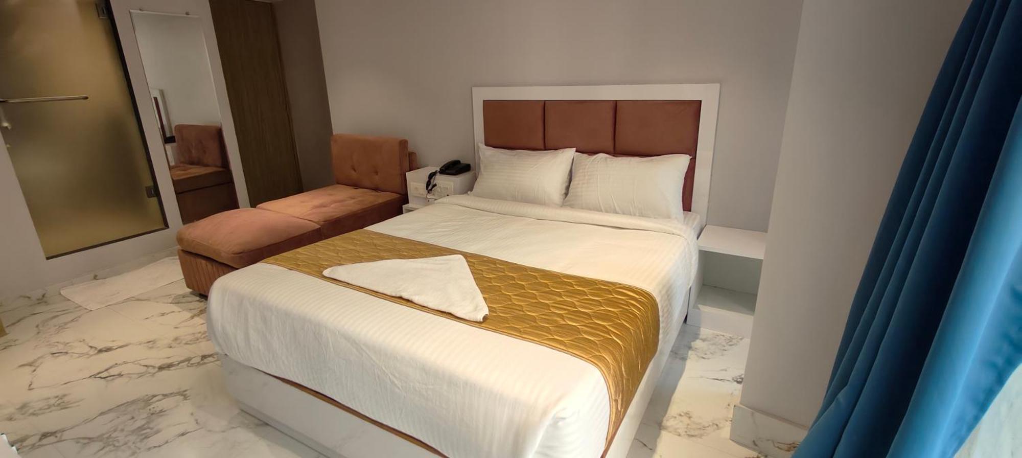 Hotel Grand Dyad - Near Kokilaben Hospital Andheri West