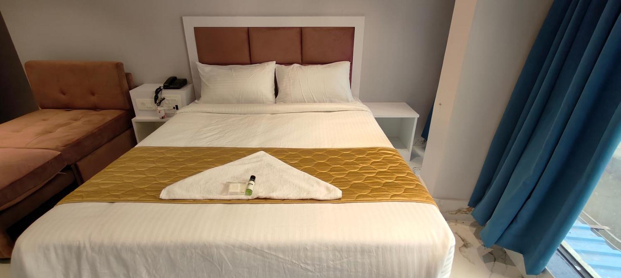 Grand Dyad - Near Kokilaben Hospital Andheri West Hotel Bombaj